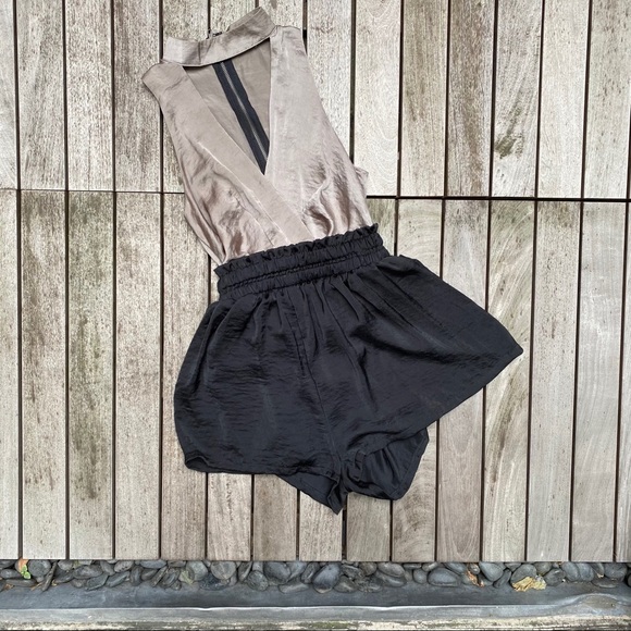 DECKER Tan & Black Halter Style Full Zip Up Romper - Picture 2 of 5